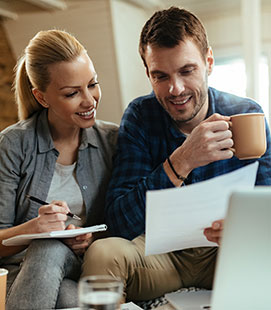 Osoby analizują kredyt